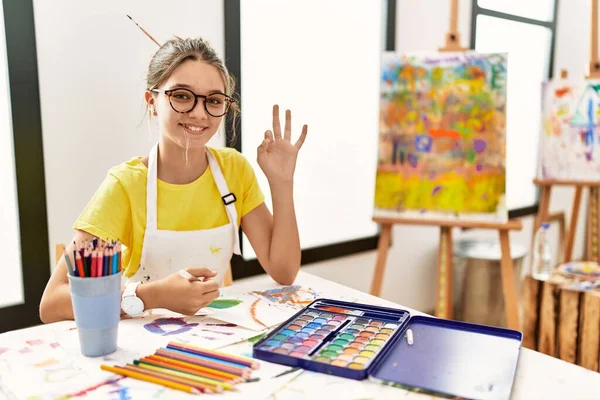 Ung Brunett Tonåring Konst Studio Ler Positivt Gör Tecken Med — Stockfoto