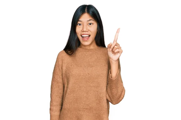 Hermosa Joven Mujer Asiática Que Usa Suéter Invierno Casual Señalando — Foto de Stock