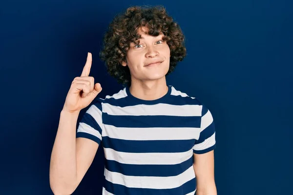 Hezký Mladý Muž Neformální Pruhované Košili Ukazující Prstem Nahoru Úspěšným — Stock fotografie