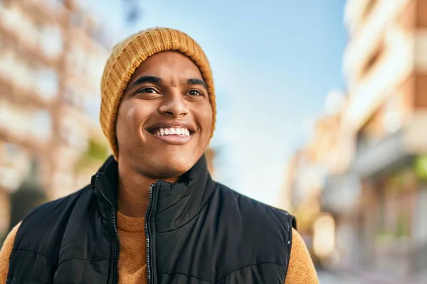 年轻的拉丁男子笑着站在城里 — 图库照片