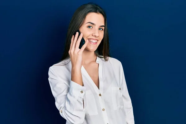Giovane Adolescente Bruna Che Parla Sullo Smartphone Con Aspetto Positivo — Foto Stock