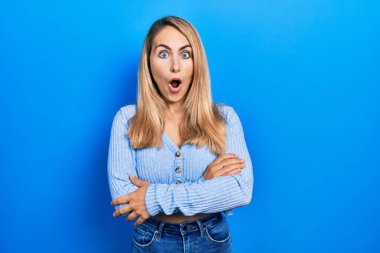 Gündelik giysiler giyen genç beyaz kadın şaşkınlık ifadesi, korku ve heyecan dolu yüz ifadesiyle şok olmuş ve korkmuştu.. 