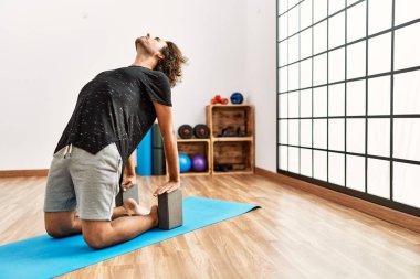 Genç İspanyol sporcu adam spor merkezinde antrenman yapıyor..