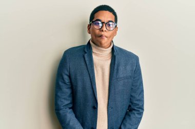 Zarif kıyafetler ve gözlük takan genç yakışıklı İspanyol adam dudaklarıyla balık suratı yapıyor, çılgınca ve komik bir jest. Komik ifade. 