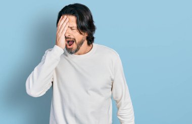 Orta yaşlı, günlük kıyafetler giyen, yarı yüz, göz ve ağız kaplamasından yorgun düşmüş beyaz bir adam. Yüzüm acıyor.. 