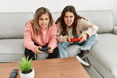 Genç çift evde bağırıyor ve video oyunu oynuyor..