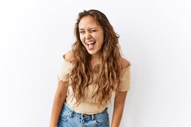 Güzel İspanyol kadın yalnız başına dikilirken arka plan kameraya seksi bir ifadeyle, neşeli ve mutlu bir yüzle bakıyor.. 