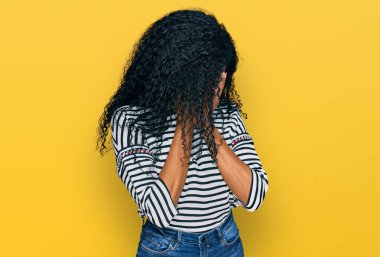Orta yaşlı Afro-Amerikalı kadın, günlük kıyafetler giyip ağlarken suratını ellerle kapatıyor. depresyon kavramı. 