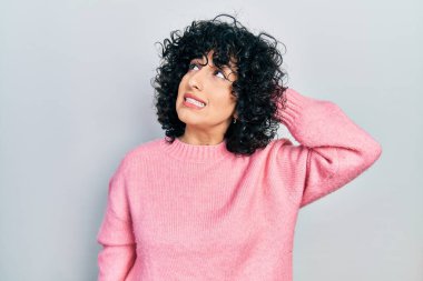 Gündelik giysiler giyen genç ortadoğulu kadın soru sorup kafasını karıştırıyor. Şüpheyle kararsız, kafa kafaya düşünerek. Düşünceli kavram. 