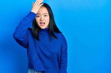 Gündelik kıyafetler giyen genç Çinli kız bir hata sonucu el ele tutuşup şaşırdı. Hatayı hatırla. Unuttum, kötü hafıza kavramı. 