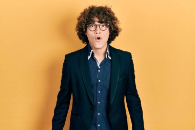 İş ceketi ve gözlük takan yakışıklı genç adam şaşıracak şekilde ağzı açık, korkmuş ve hayrete düşmüştü. 