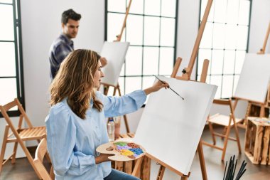 Sanat okulunda resim yapan iki İspanyol öğrenci. Erkek görünüşlü ortak..