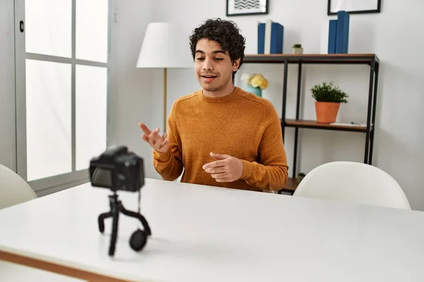 Jeune Homme Hispanique Ayant Appel Vidéo Utilisant Une Caméra Assise — Photo