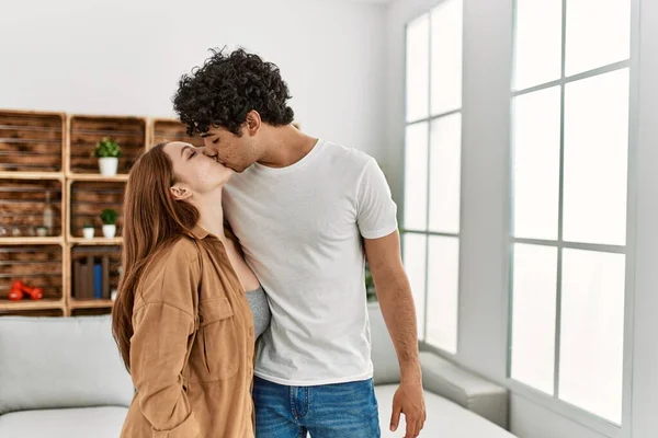 Pareja Joven Besándose Abrazándose Pie Casa — Foto de Stock