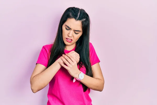 Junges Hispanisches Mädchen Lässigem Rosa Shirt Leidet Unter Schmerzen Händen — Stockfoto