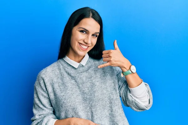 Junge Hispanische Frau Lässiger Kleidung Lächelt Und Macht Telefongesten Mit — Stockfoto