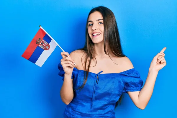 Jovem Morena Adolescente Segurando Bandeira Sérbia Sorrindo Feliz Apontando Com — Fotografia de Stock