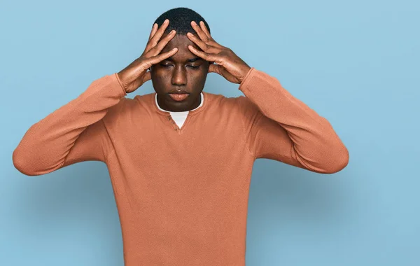 痛みや片頭痛のために絶望的な頭痛やストレスに苦しんでカジュアルな服を着て若いアフリカ系アメリカ人男性 手を頭に — ストック写真