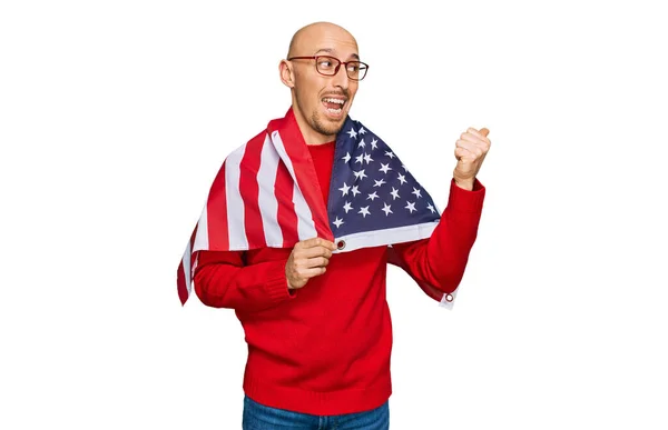 Homem Careca Com Barba Envolto Torno Bandeira Dos Estados Unidos — Fotografia de Stock