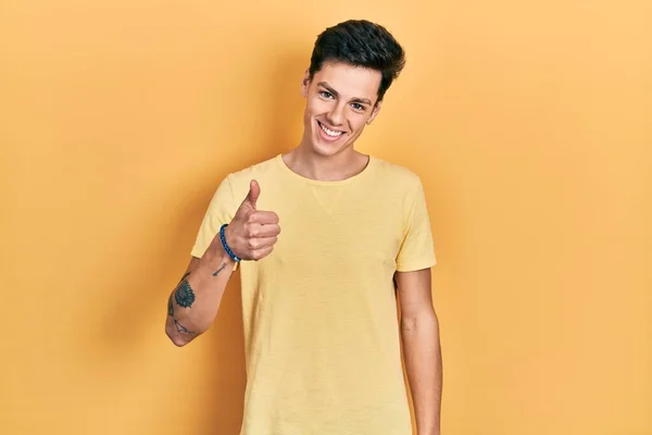 Günlük Sarı Tişört Giyen Spanyol Genç Adam Mutlu Bir Hareketi — Stok fotoğraf
