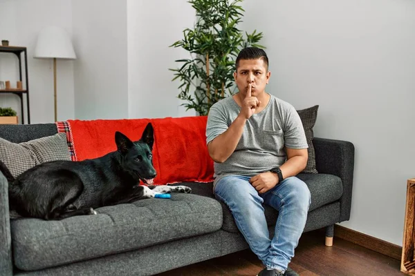 Jovem Latino Cão Sentado Sofá Casa Pedindo Para Ficar Quieto — Fotografia de Stock