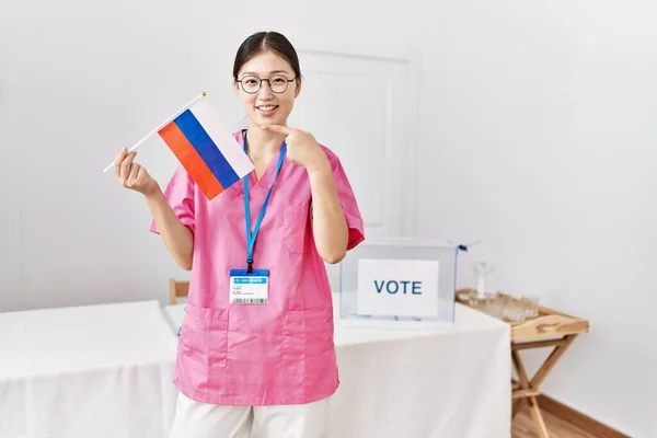 Jovem Enfermeira Asiática Mulher Eleição Campanha Política Segurando Bandeira Rússia — Fotografia de Stock