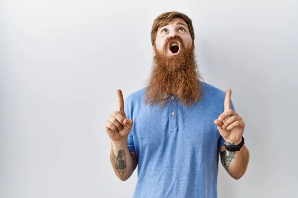 Hombre Caucásico Con Barba Larga Pie Sobre Fondo Aislado Asombrado —  Fotos de Stock