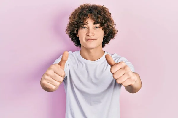 Guapo Joven Con Camiseta Blanca Casual Que Aprueba Hacer Gesto — Foto de Stock