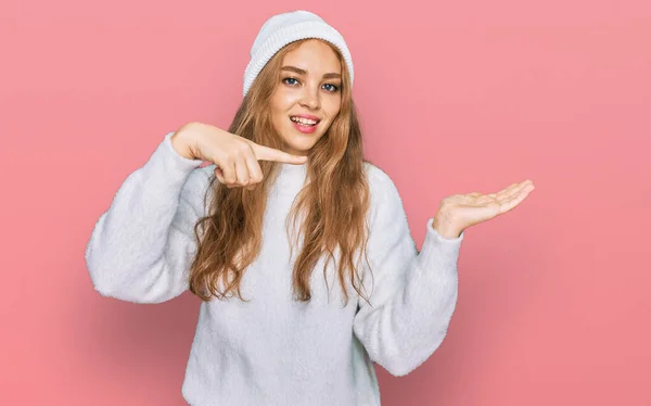 Menina Caucasiana Jovem Vestindo Camisola Boné Inverno Espantado Sorrindo Para — Fotografia de Stock