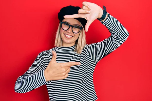 Schöne Blonde Frau Französischen Look Mit Baskenmütze Und Brille Lächelnd — Stockfoto