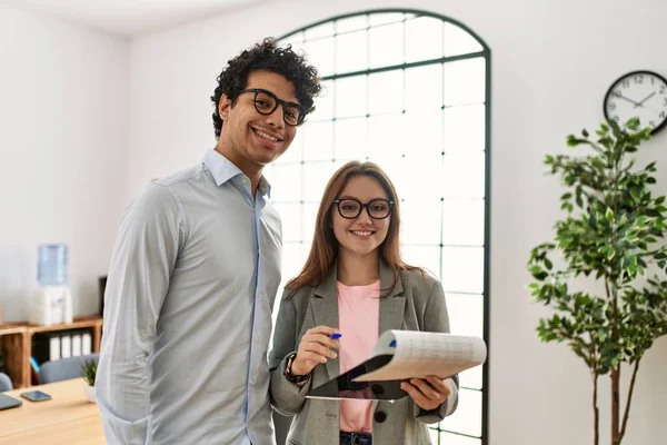 Dos Trabajadores Negocios Sonriendo Felices Sosteniendo Portapapeles Pie Oficina — Foto de Stock