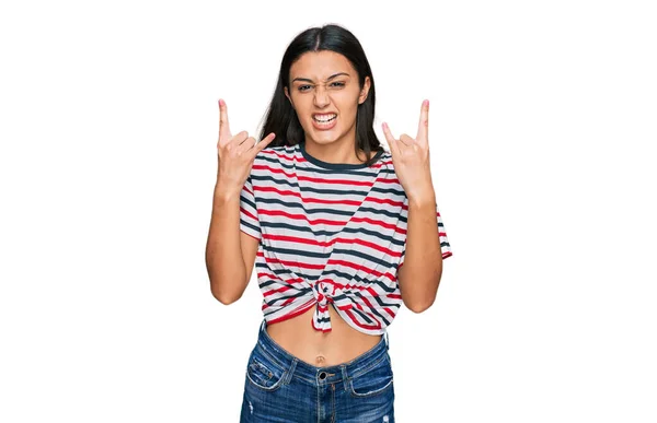 Junge Hispanische Mädchen Lässiger Kleidung Schreien Mit Verrücktem Gesichtsausdruck Und — Stockfoto
