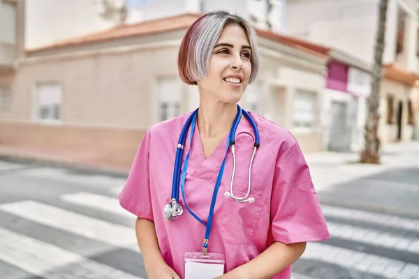 Young Caucasian Doctor Woman Smiling Happy Standing City — Stock Photo, Image