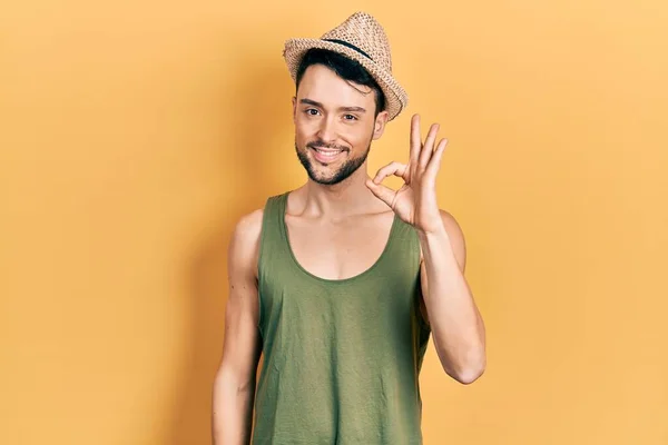 Homem Hispânico Jovem Usando Chapéu Verão Sorrindo Positivo Fazendo Sinal — Fotografia de Stock