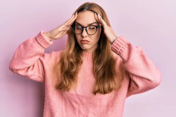Mujer Rubia Joven Que Usa Ropa Casual Gafas Con Mano — Foto de Stock