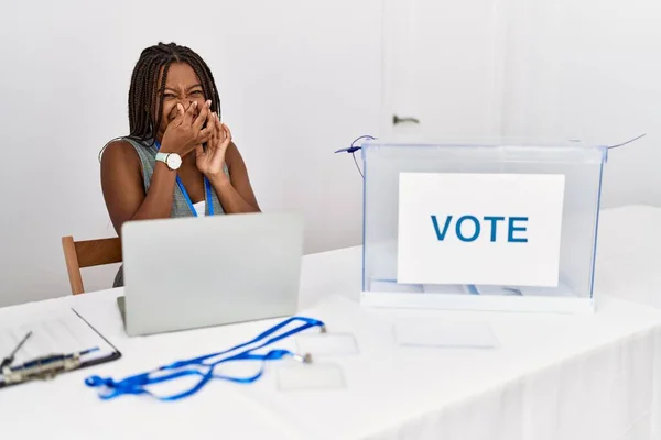 Молода Афроамериканська Жінка Яка Працює Політичних Виборах Сидячи Голосуючи Пахне — стокове фото