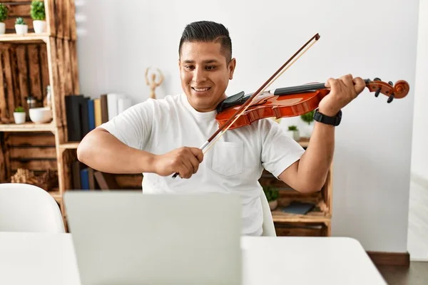 Jovem Hispânico Tendo Aula Violino Online Usando Laptop Sentado Mesa — Fotografia de Stock
