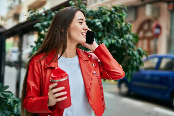 Νεαρή Ισπανίδα Που Μιλάει Στο Smartphone Και Πίνει Καφέ Στην — Φωτογραφία Αρχείου