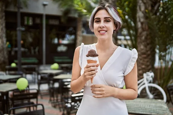 若いですCaucasian女の子笑顔幸せな食べるアイスクリームで街 — ストック写真