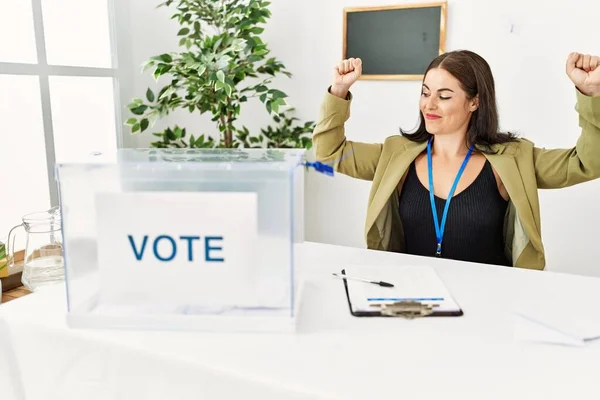 Jovem Morena Sentada Mesa Das Eleições Com Votação Mostrando Músculos — Fotografia de Stock