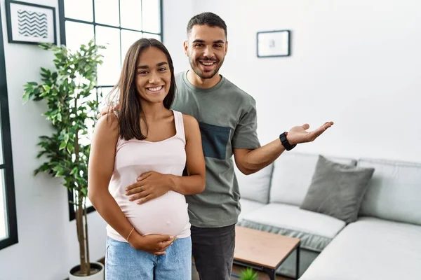 子供を期待している若い異人種間のカップル 手で脇を指して妊娠中の腹に触れますコピースペースを示すヤシ 広告笑顔興奮幸せを提示 — ストック写真