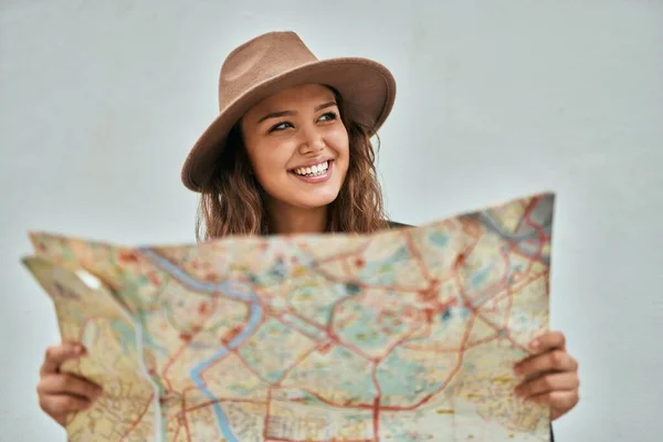 Şehirde Haritayı Tutan Genç Spanyol Turist Kadın — Stok fotoğraf