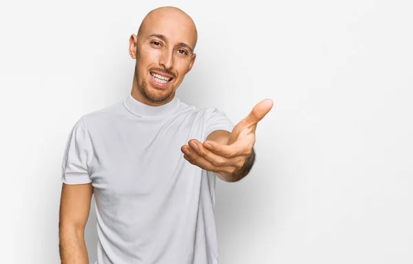 Bald Man Med Skägg Bär Casual Vit Shirt Ler Vänlig — Stockfoto