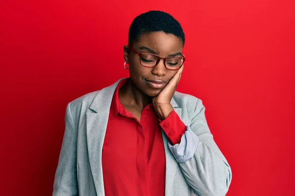 Jovem Afro Americana Vestindo Jaqueta Negócios Óculos Pensando Que Parece — Fotografia de Stock