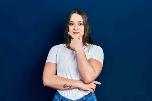 Menina Hispânica Jovem Vestindo Camisa Branca Casual Olhando Confiante Para — Fotografia de Stock