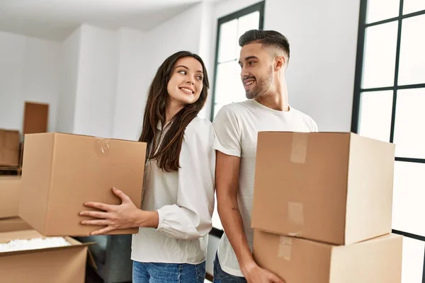 Junges Hispanisches Paar Lächelt Glücklich Und Hält Pappkartons Neuen Zuhause — Stockfoto