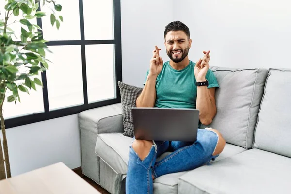 Giovane Bell Uomo Con Barba Con Computer Portatile Seduto Sul — Foto Stock