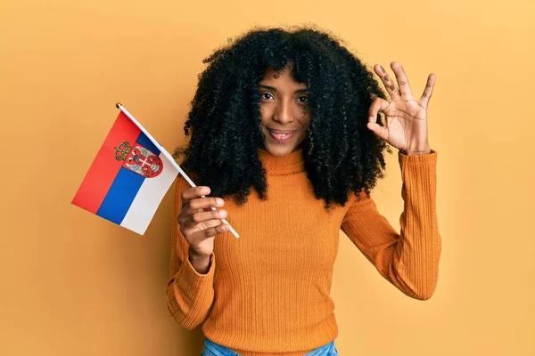 Африканская Американка Африканскими Волосами Держащая Сербский Флаг Делает Знак Пальцами — стоковое фото