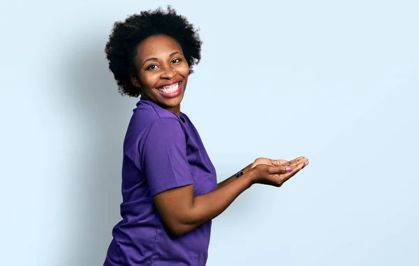 Afrikai Amerikai Afro Haj Visel Alkalmi Lila Póló Félre Mutató — Stock Fotó