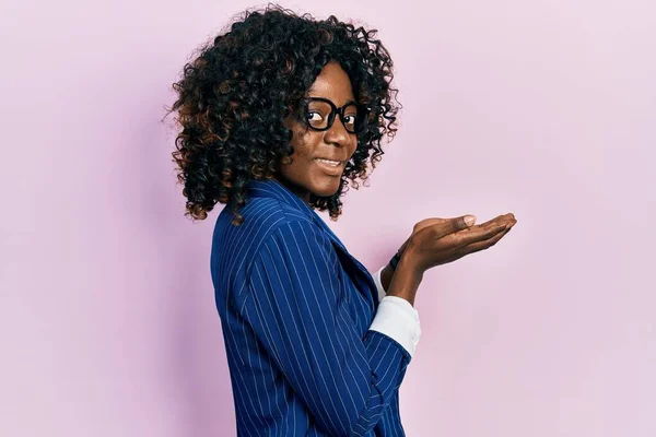 Молода Афроамериканка Одягнена Діловий Одяг Окуляри Направлені Убік Розкритими Руками — стокове фото